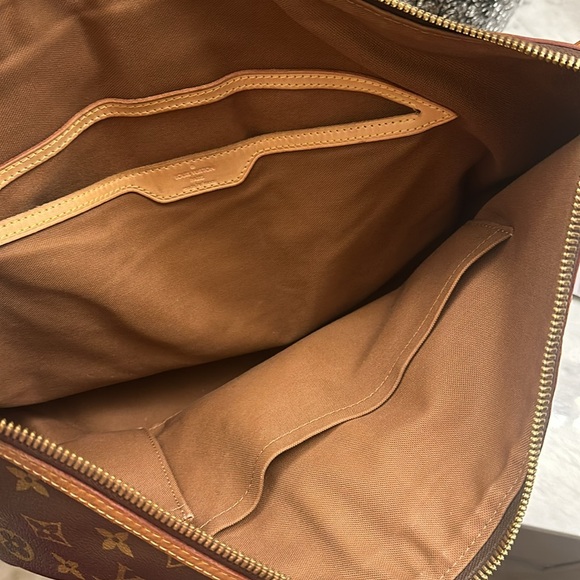 Louis Vuitton - Picture 3 of 9